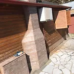 Bujtina Anesi דירה *