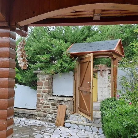 Bujtina Anesi דירה