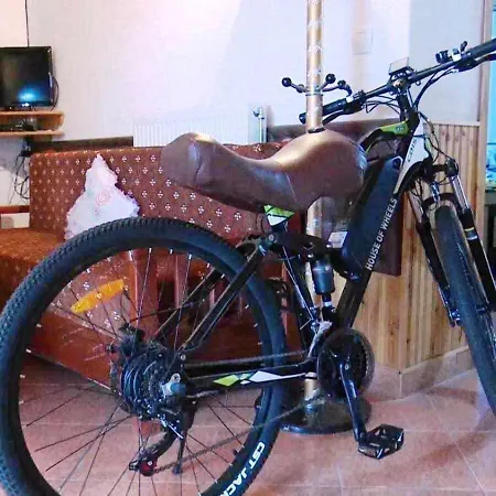 Bujtina Anesi شقة *