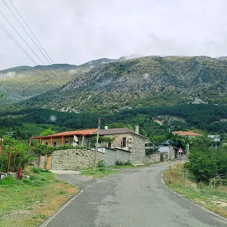 Bujtina Anesi شقة *