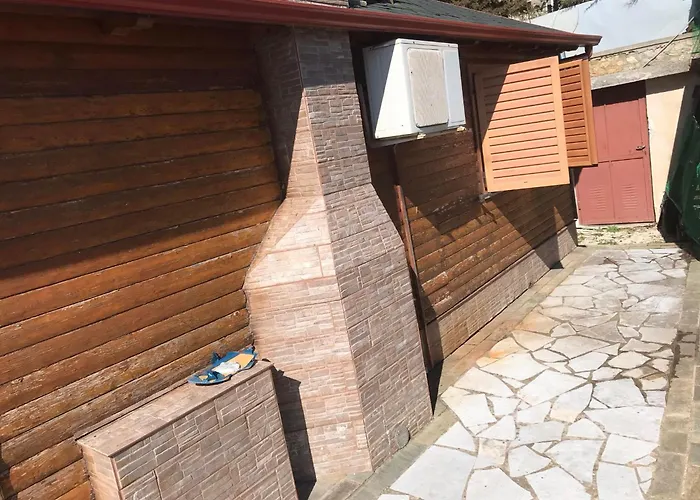 Bujtina Anesi דירה *